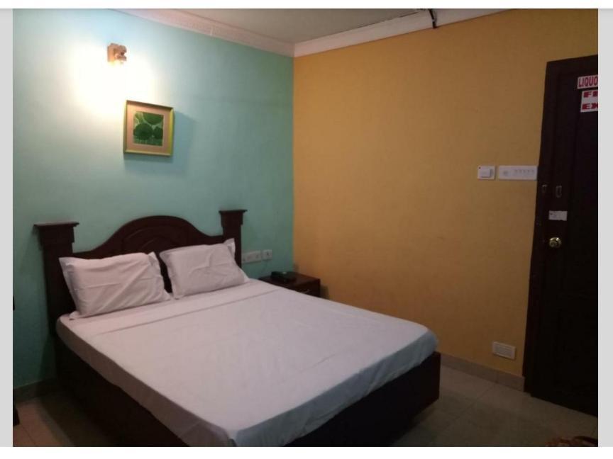 Hotel Priya Chengannur Exterior photo